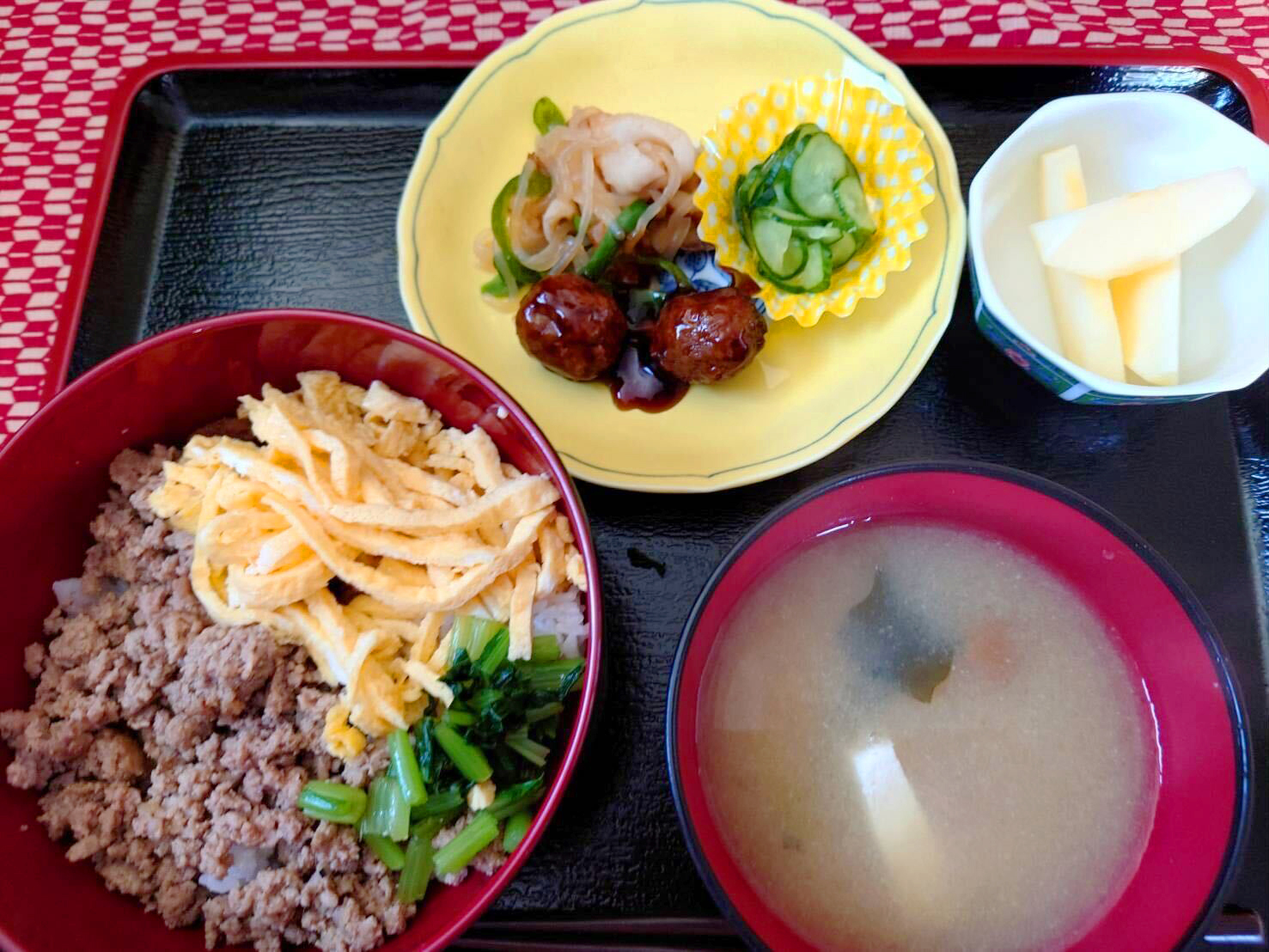 彩り鮮やか三色丼